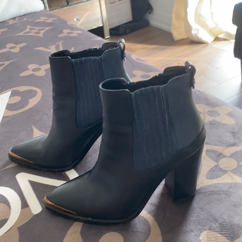 BCBG booties Great condition size 6 leather bottom